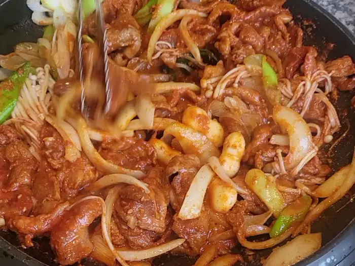 고기와 채소가 함께 볶아지고 있는 모습