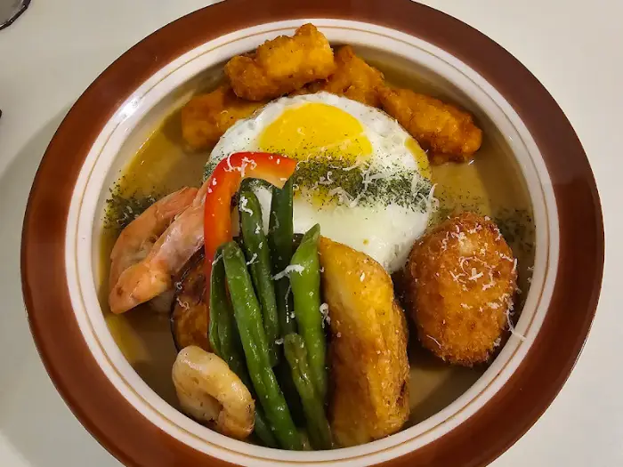 커리와 다양한 토핑