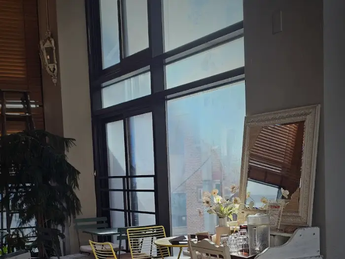 카페 내부의 높은 창문과 인테리어