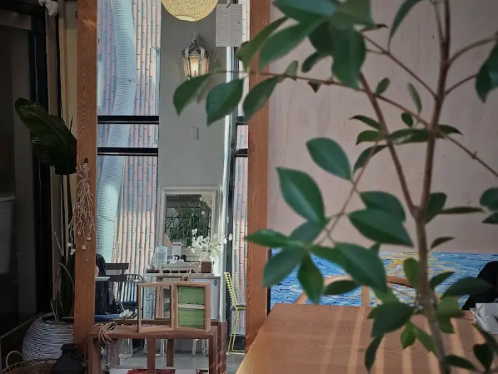 카페 내부의 식물과 창밖 풍경