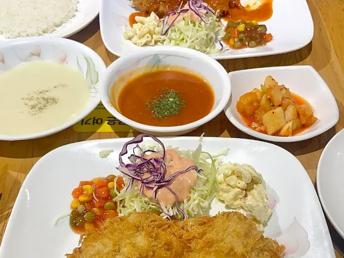 따뜻한 스프와 돈까스 소스