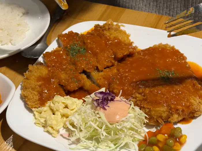 다양한 메뉴가 담긴 돈까스 접시