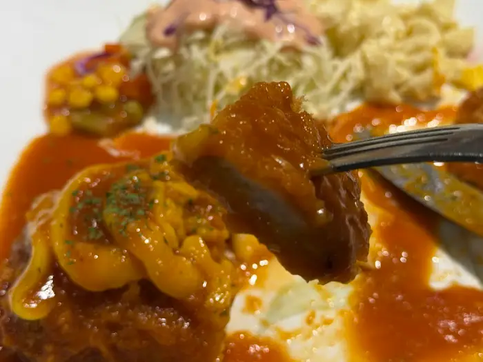 포크에 찍힌 돈까스 한 조각