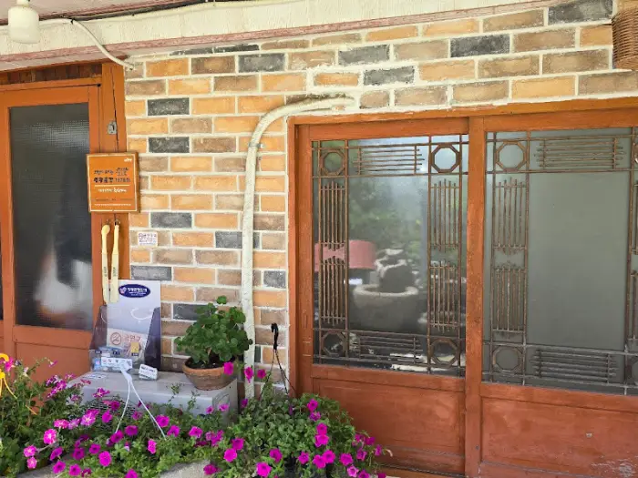 식당 외부의 벽돌 건물과 나무 문