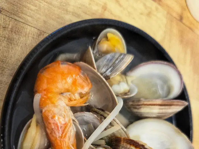 조개와 새우가 푸짐하게 담긴 조개전골 클로즈업