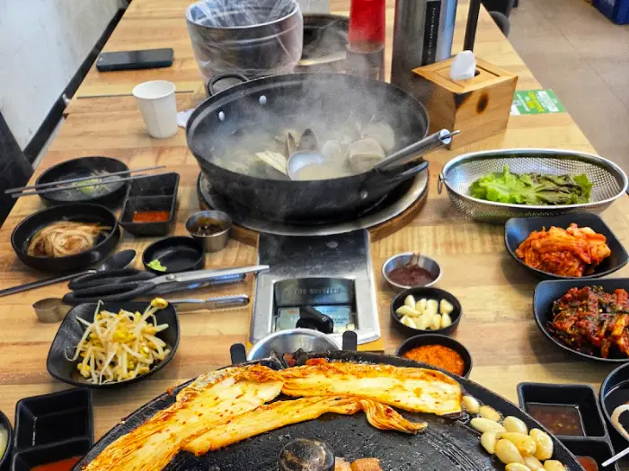 테이블에 차려진 푸짐한 한상차림