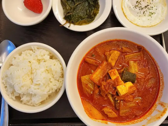 김치찌개와 밥, 반찬 모습