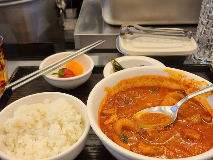 김치찌개와 밥, 계란후라이, 반찬 구성