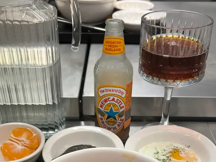 밥, 계란후라이, 작은 반찬들 구성