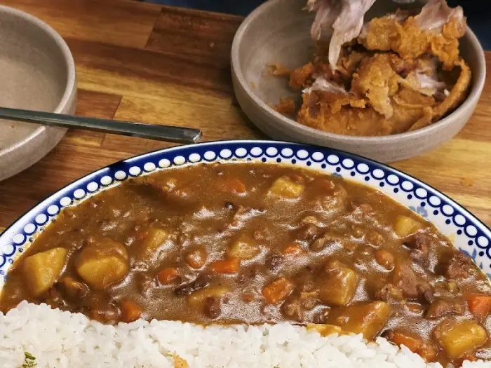 밥 위에 푸짐하게 올라간 수제 소고기 카레