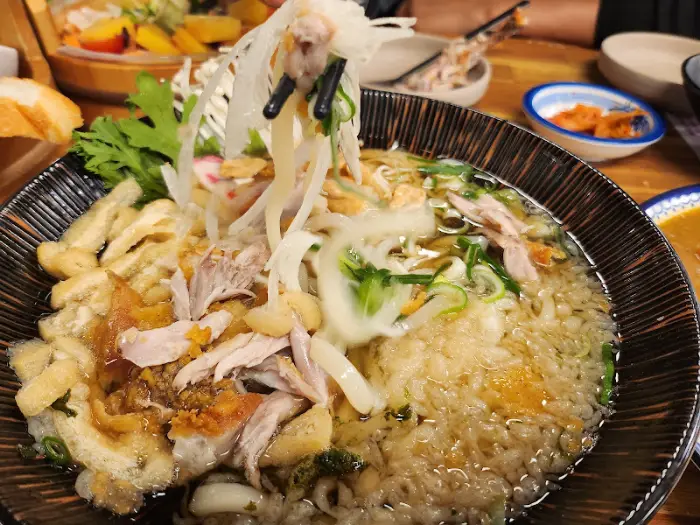 국물 속 면발과 닭고기 조각들