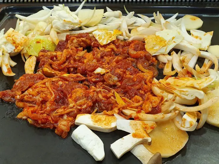 철판 위에 올라간 오리로스와 채소