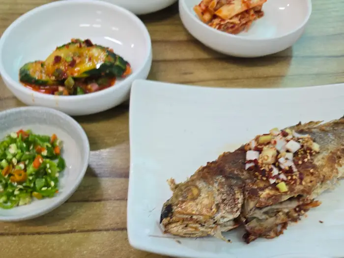 바삭하게 튀겨진 말린 조기