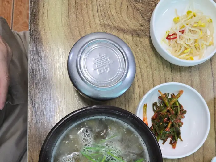 뽀얗고 깊은 맛의 시락국