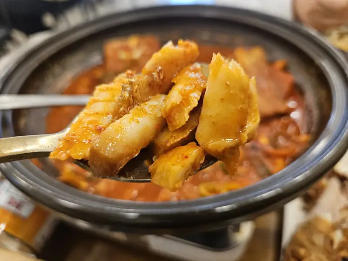 갈치조림 국물에 적셔진 갈치 조각