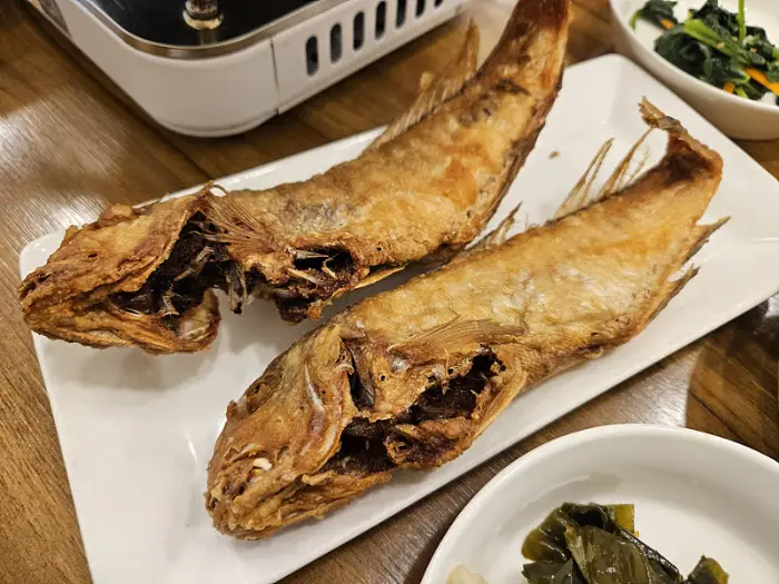 바삭하게 튀겨진 옥돔구이 두 마리