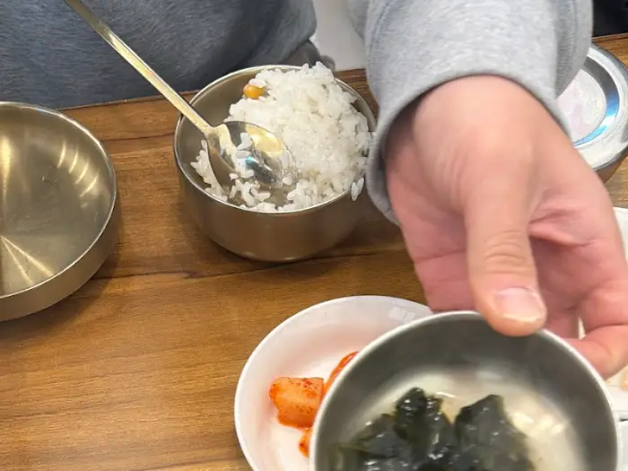 솥밥에 밥을 뜨는 모습