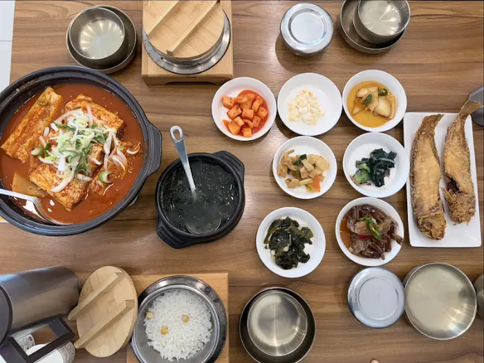 다양한 밑반찬과 메인 요리들이 차려진 상차림