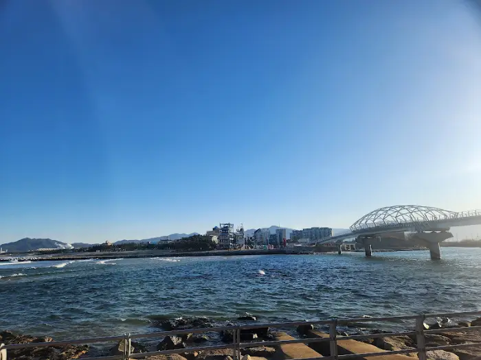 공석횟집 창가에서 보이는 바다 풍경