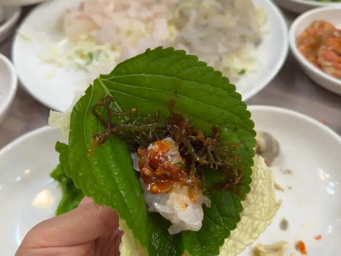 깻잎쌈에 싸 먹는 회