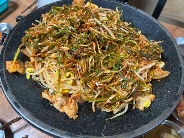 채소와 함께 볶는 두루치기