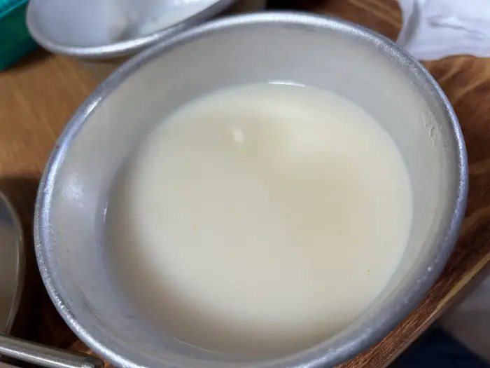 맑은 국물 (막걸리?)