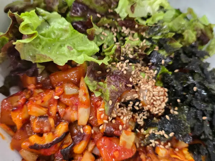 신선한 채소와 매콤한 낙지 볶음이 어우러진 낙지 덮밥