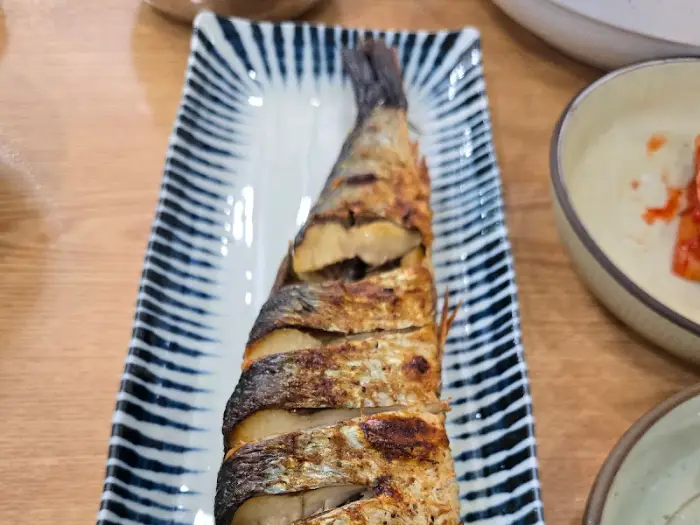 한 마리 통째로 구워낸 고소한 청어구이