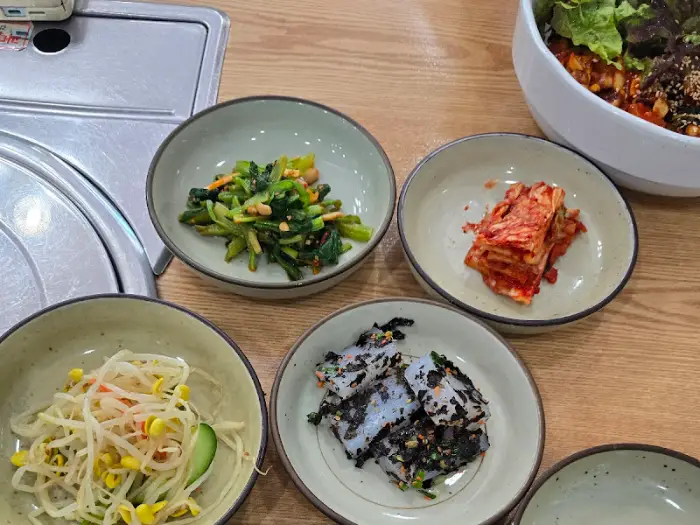 다양한 종류의 정갈한 밑반찬들