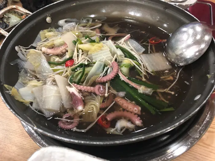 신선한 낙지가 통째로 들어간 연포탕