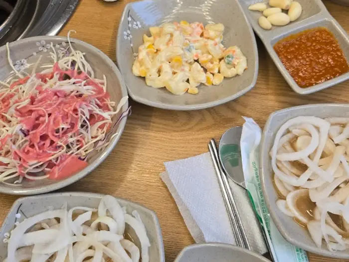 다양한 밑반찬이 차려진 테이블 모습