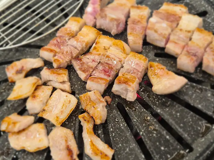 맛있게 구워진 삼겹살 조각들