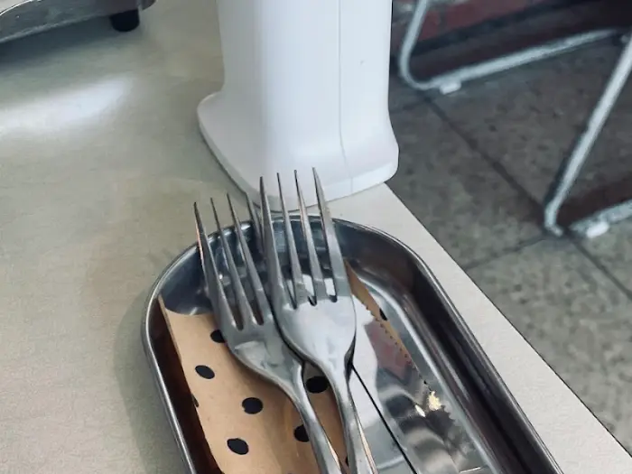 테이블 위에 놓인 커트러리