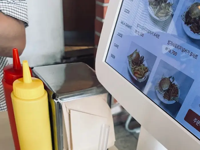 주문 키오스크와 소스통