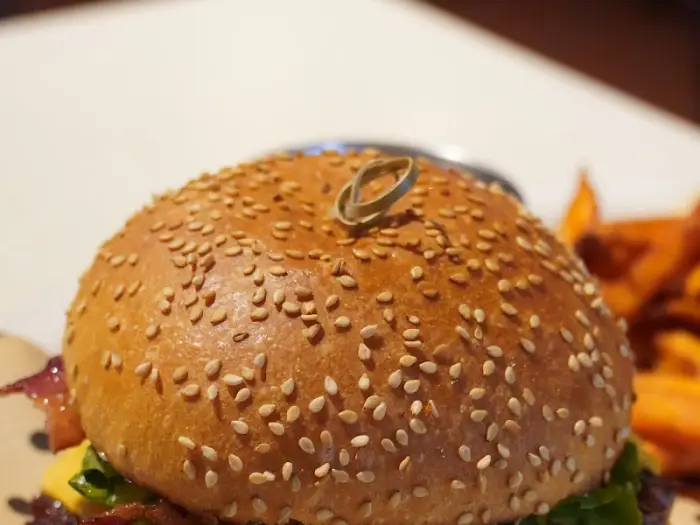 깨가 듬뿍 뿌려진 버거 번