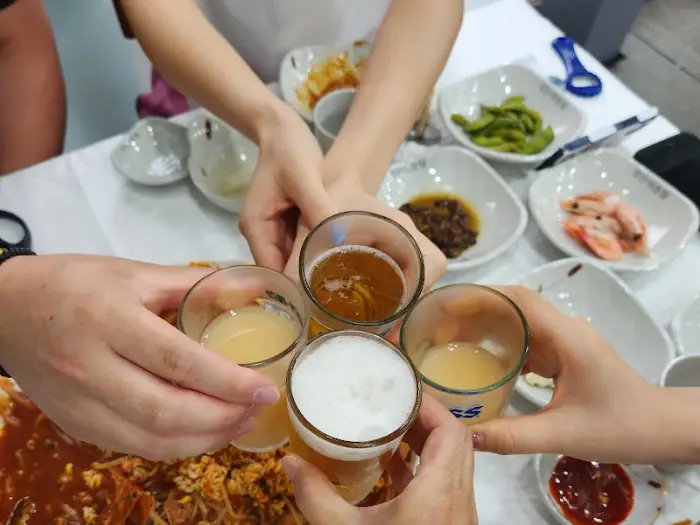 술잔을 부딪히며 건배하는 모습