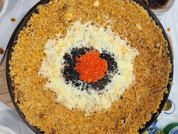 치즈와 김이 올라간 볶음밥