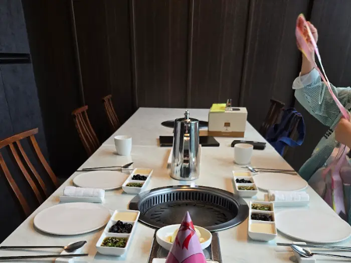 룸 안 테이블 이미지