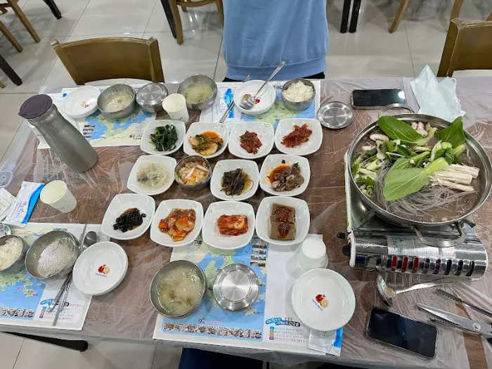 푸짐하게 차려진 식사 한 상