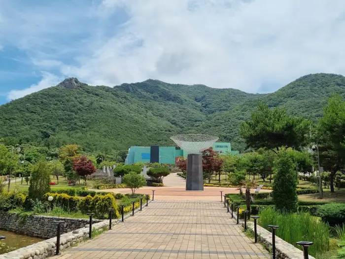 분청문화 박물관 진입로