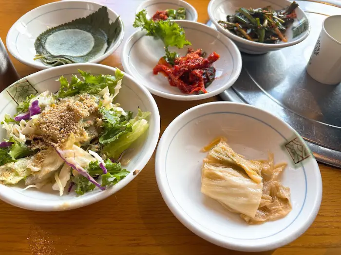 정갈하게 차려진 밑반찬들