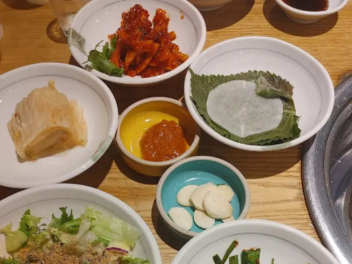 다양한 쌈 채소와 곁들여 먹는 모습