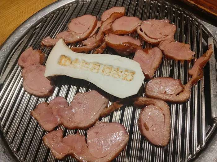 그릴 위에서 익어가는 오리고기와 버섯