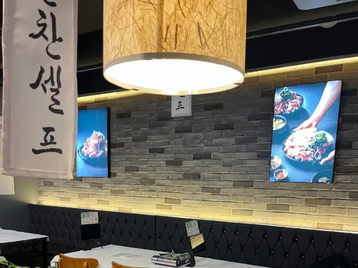 내부 인테리어와 메뉴판 사진