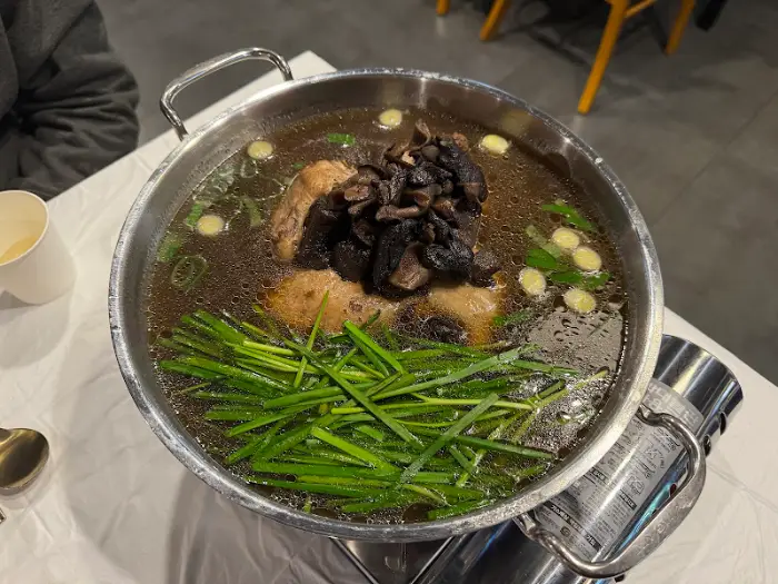 능이버섯이 듬뿍 올라간 백숙