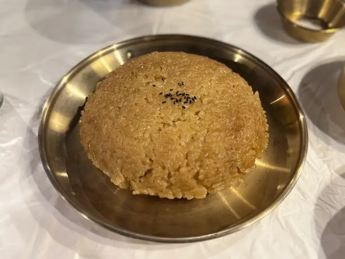 고소하게 지어진 찰밥