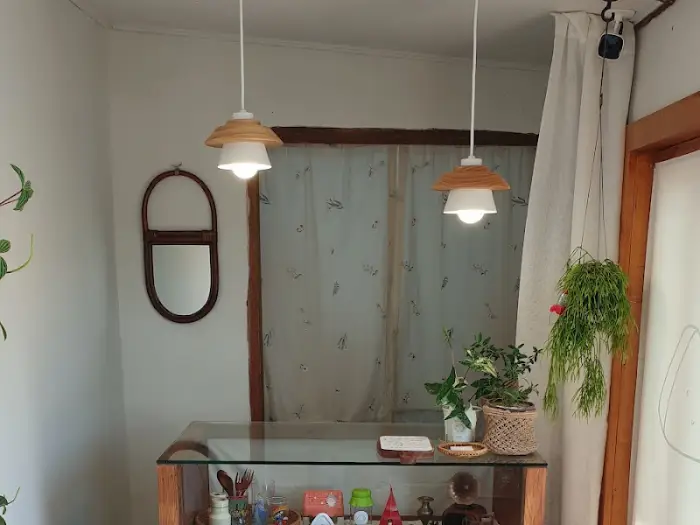 세모 내부 조명과 소품