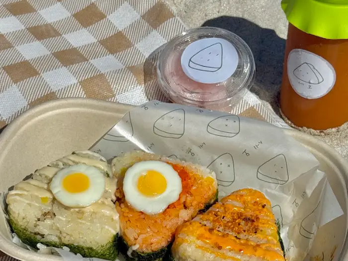 세모 주먹밥과 음료