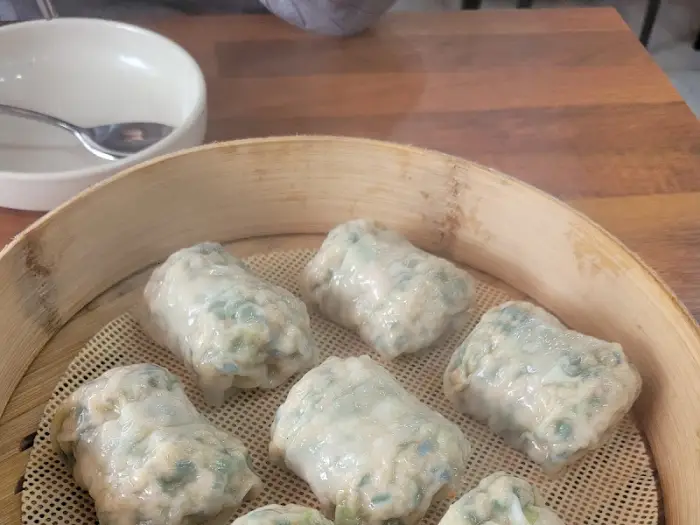 김이 모락모락 나는 만두 사진