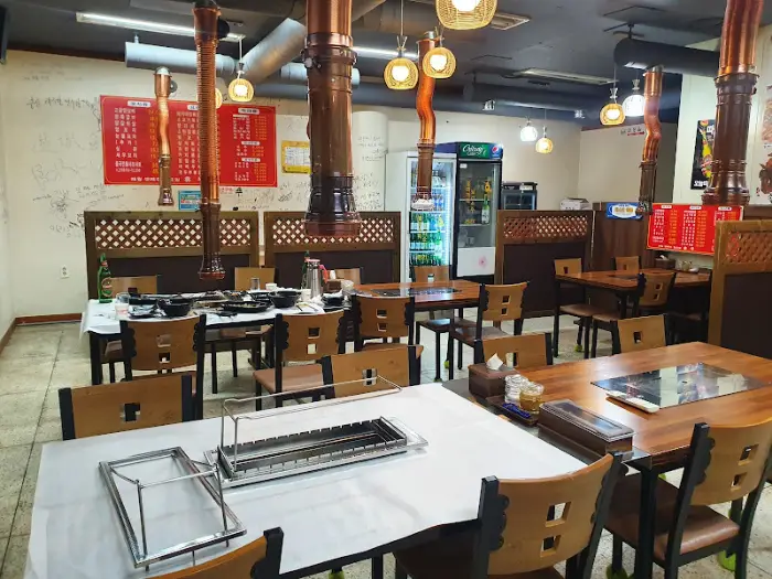 양꼬치 식당 내부 전경